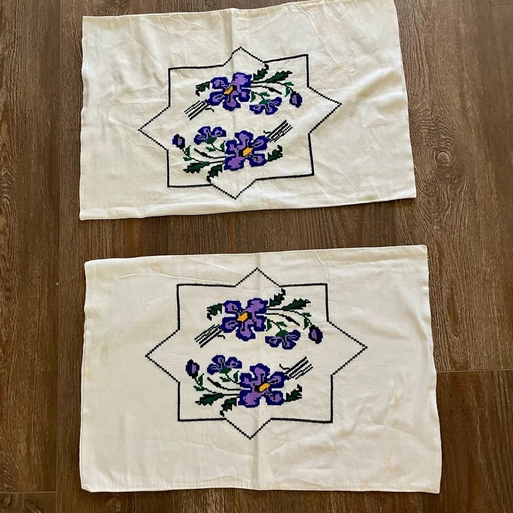 Embroidered Floral Linens 17/25 inches